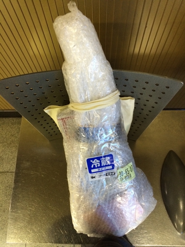 六本木駅のホームで佇む生ハム原木