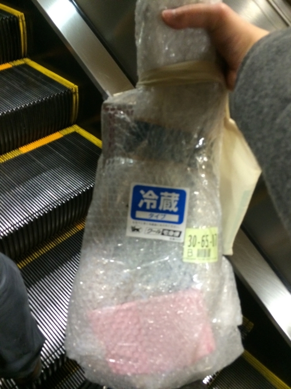 エスカレーターを昇る生ハム原木