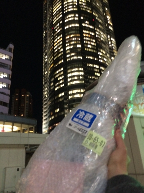 ヒルズと生ハム原木(重すぎて片手で持ち上げるのはこれが限界だった)